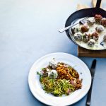 zweedse gehaktballetjes met kruiden-koolsalade | delicious