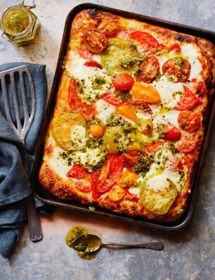 pizza met tomaten en pesto