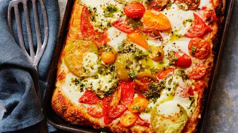 plaatpizza met gemengde tomaten en pesto - delicious