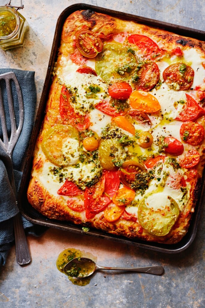 pizza met tomaten en pesto