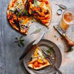 pizza met blauwe kaas en geroosterde pompoen - delicious