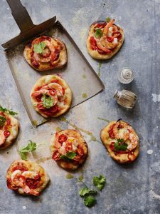 pittige mini-pizza's met garnalen - delicious