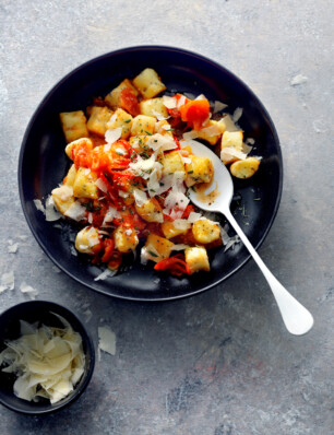 citroen-rozemarijngnocchi in pittige tomatensaus