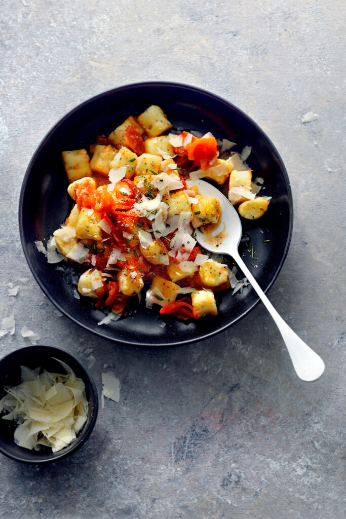 citroen-rozemarijngnocchi in pittige tomatensaus