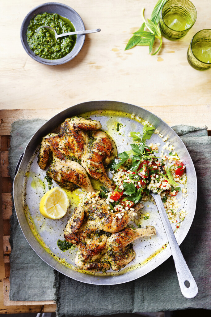 gegrilde harissa-piepkuikens met kruiden-citroenfregola