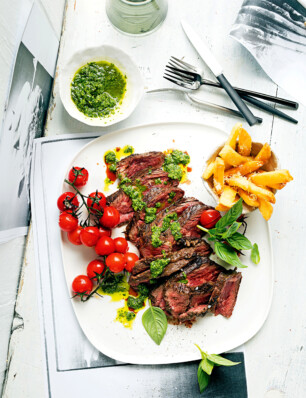 onglet met parmezaanfriet en salsa verde