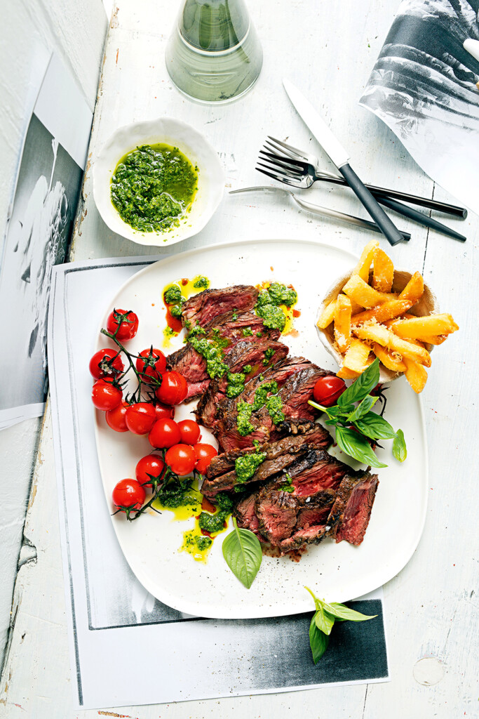 onglet met parmezaanfriet en salsa verde