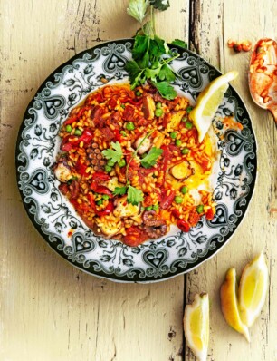 Paprika-paella met chorizo en inktvis