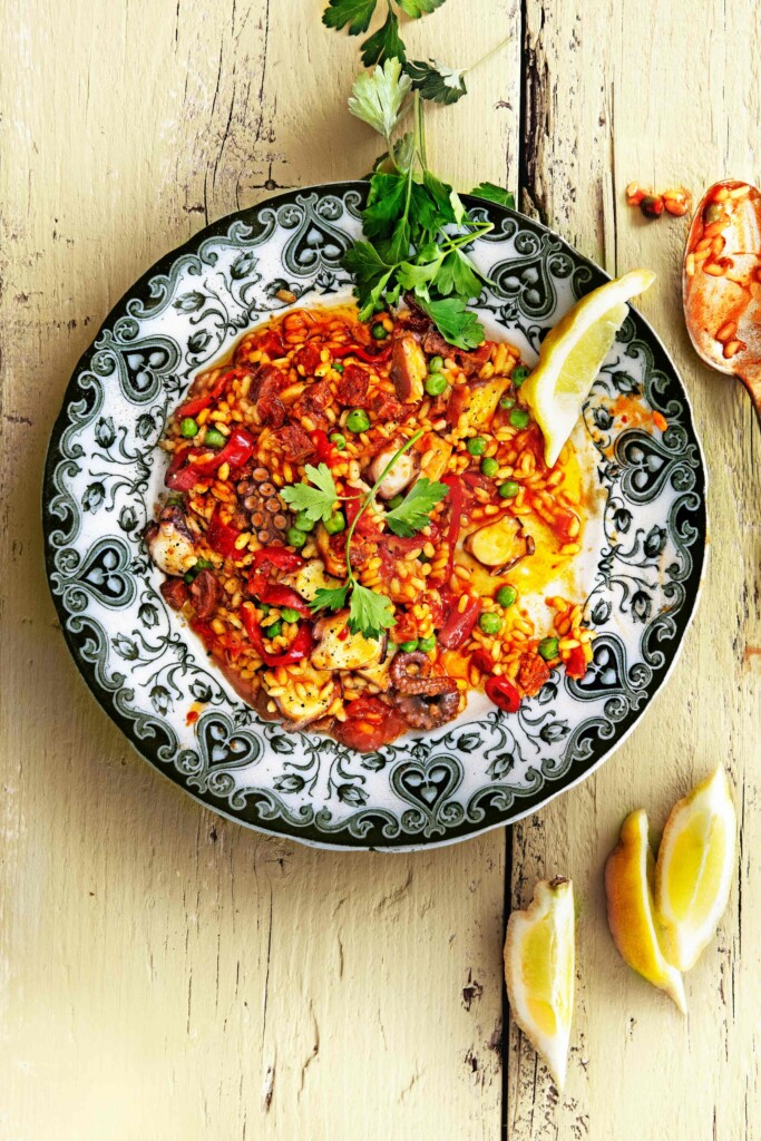 Paprika-paella met chorizo en inktvis