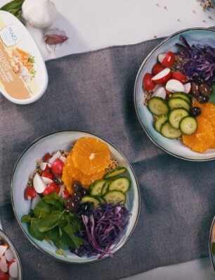 quinoa saladebowl met hoemoes-gemberdressing