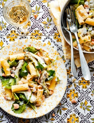 penne met artisjok, postelein en amandelen