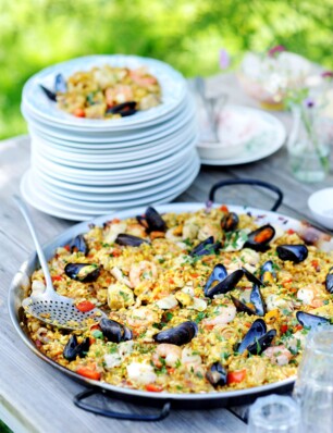 Paella met garnalen, mosselen, zeevruchten en konijn