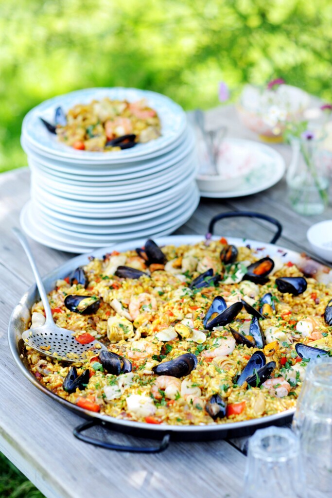 Paella met garnalen, mosselen, zeevruchten en konijn