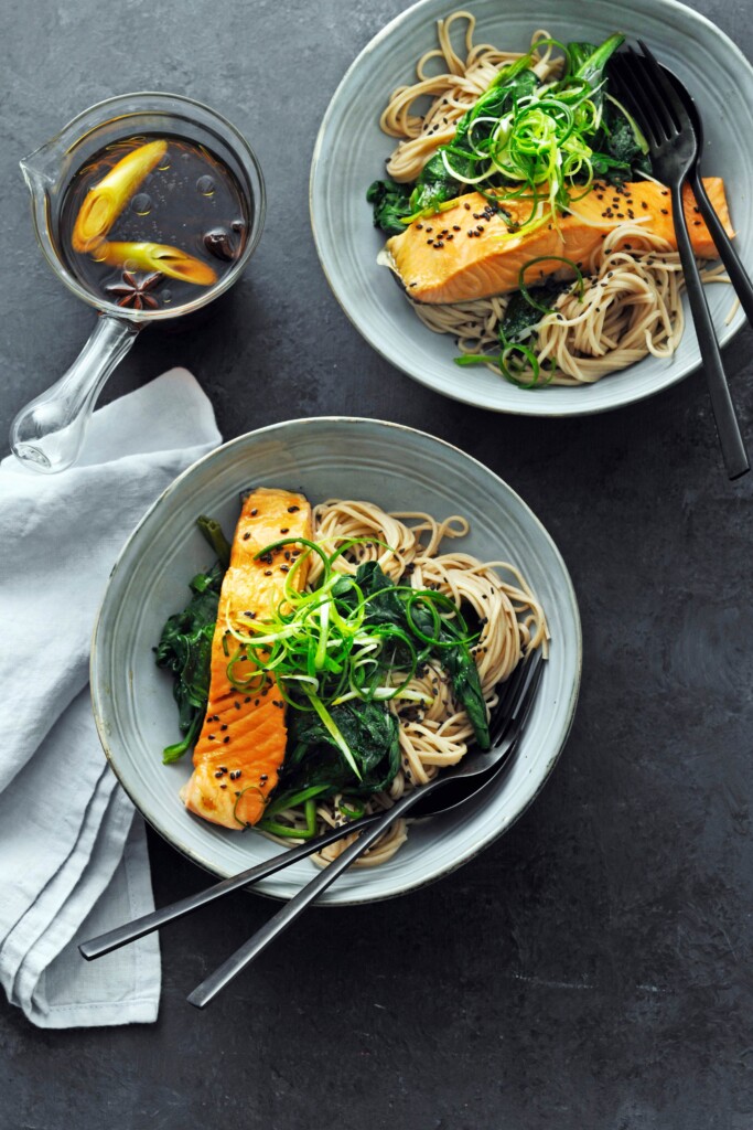 Aziatische zalm met noedels & sesamspinazie