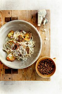 Spaghetti met artisjok, gorgonzola en krokante pompoenpitten - delicious