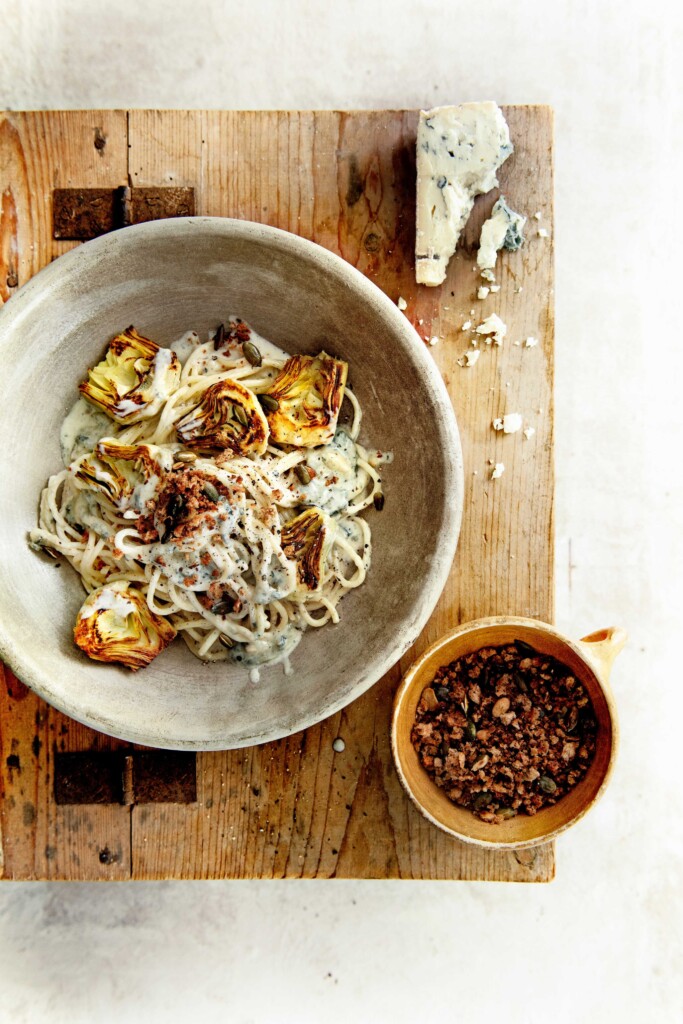 spaghetti met artisjok, gorgonzola en krokante pompoenpitten