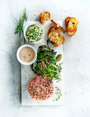 Steak tartare tonnato met kruidenboter