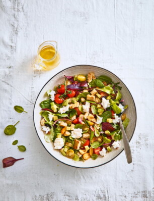 panzanella met burrata en avocado