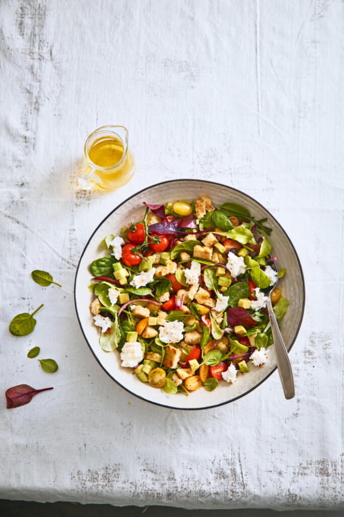 panzanella met burrata en avocado