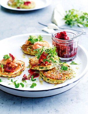 ricottapannenkoekjes met bietenrelish & warmgerookte forel