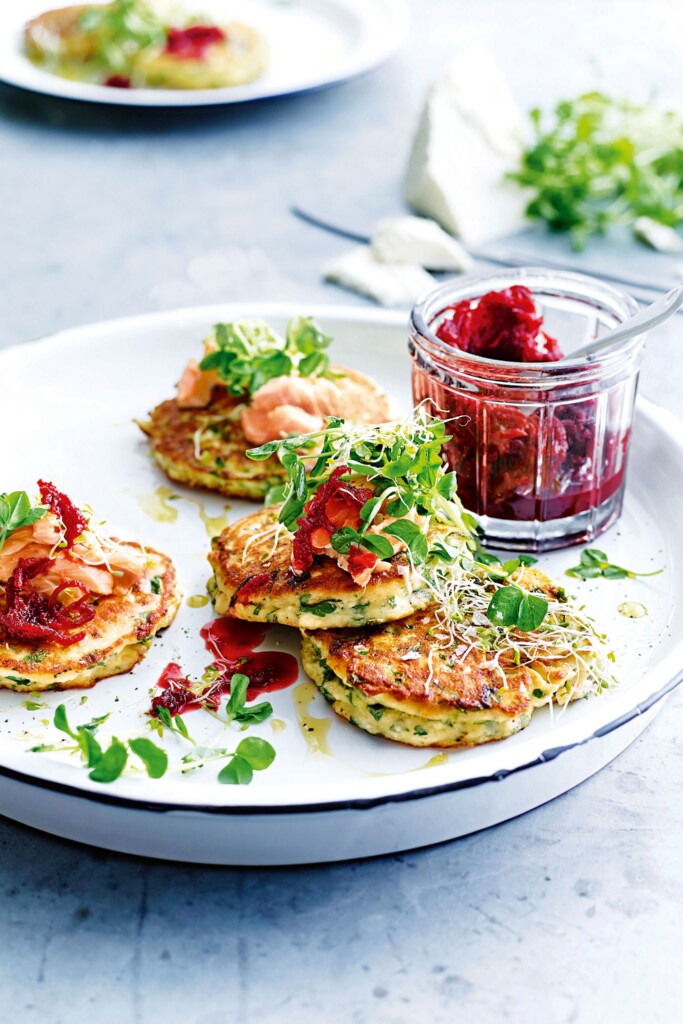 ricottapannenkoekjes met bietenrelish & warmgerookte forel