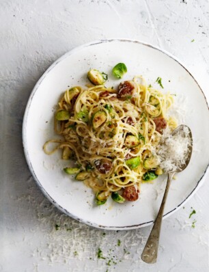 Carbonara met saucijs en spruitjes