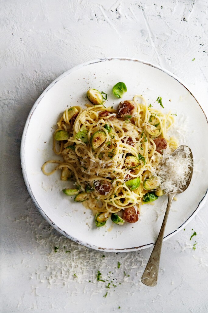 Carbonara met saucijs en spruitjes