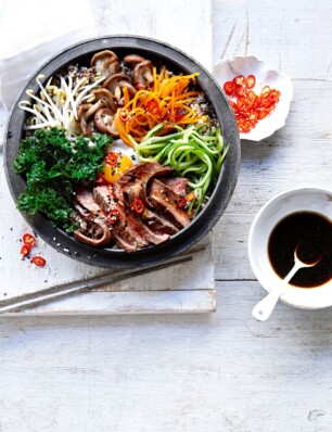 Koreaanse bibimbap met quinoa, boerenkool en entrecote