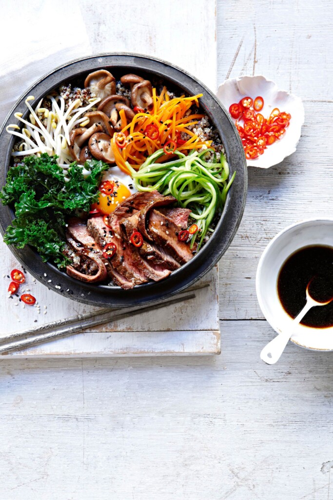 Koreaanse bibimbap met quinoa, boerenkool en entrecote