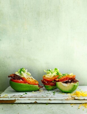 Gegratineerde avocado BLT-style