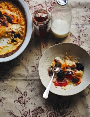 Rijstpudding uit de oven met kweepeergelei & bramen