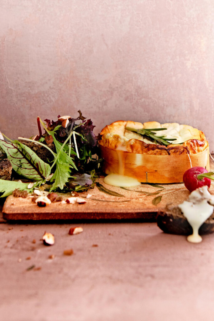 Gerookte camembert met salade en brood