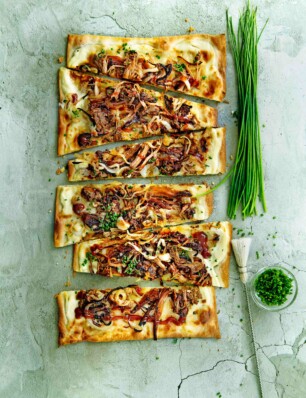 flammkuchen met geroosterde ui & pulled pork