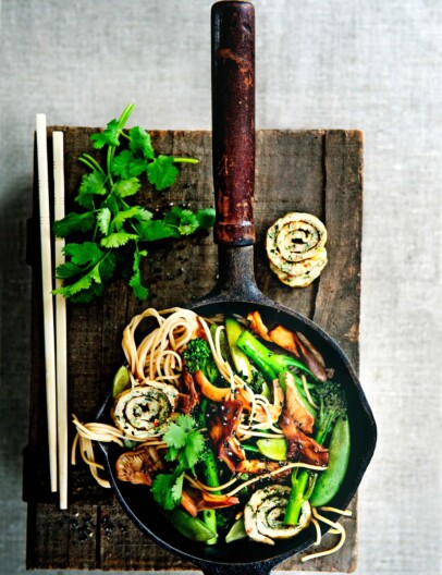 noedels met oesterzwammen & chili-korianderomelet