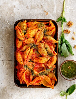 Gegratineerde pasta in tomaten-chipotlesaus met walnootpesto