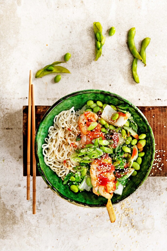 paksoi met noedels, garnalensaté en honingsaus