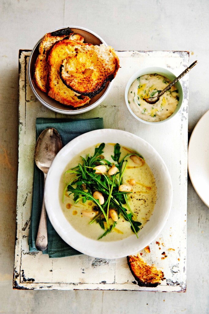 bloemkool-rucolasoep met mascarpone en cannellinibonen