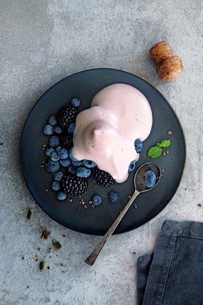 lambrusco-zablagione met kardemom en blauw fruit - delicious