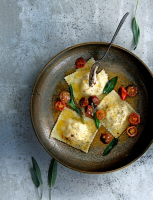 ravioli met walnoot-saliericotta en bruine maanzaadboter