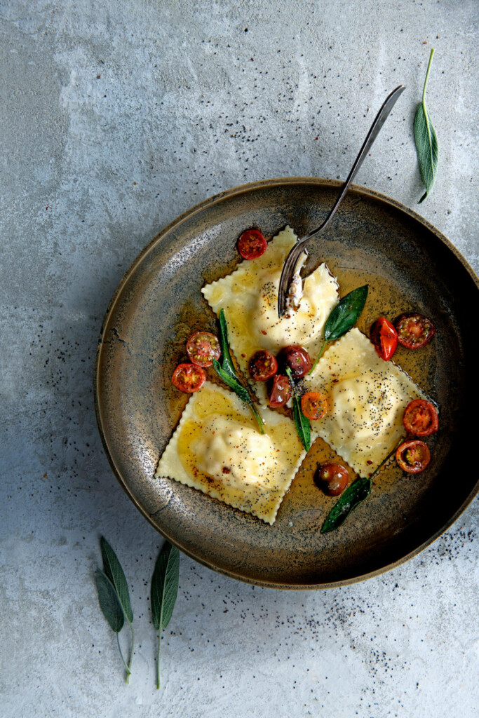 ravioli met walnoot-saliericotta en bruine maanzaadboter