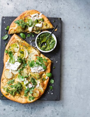 speltpizza met aardappels, kruiden en groene tapenade