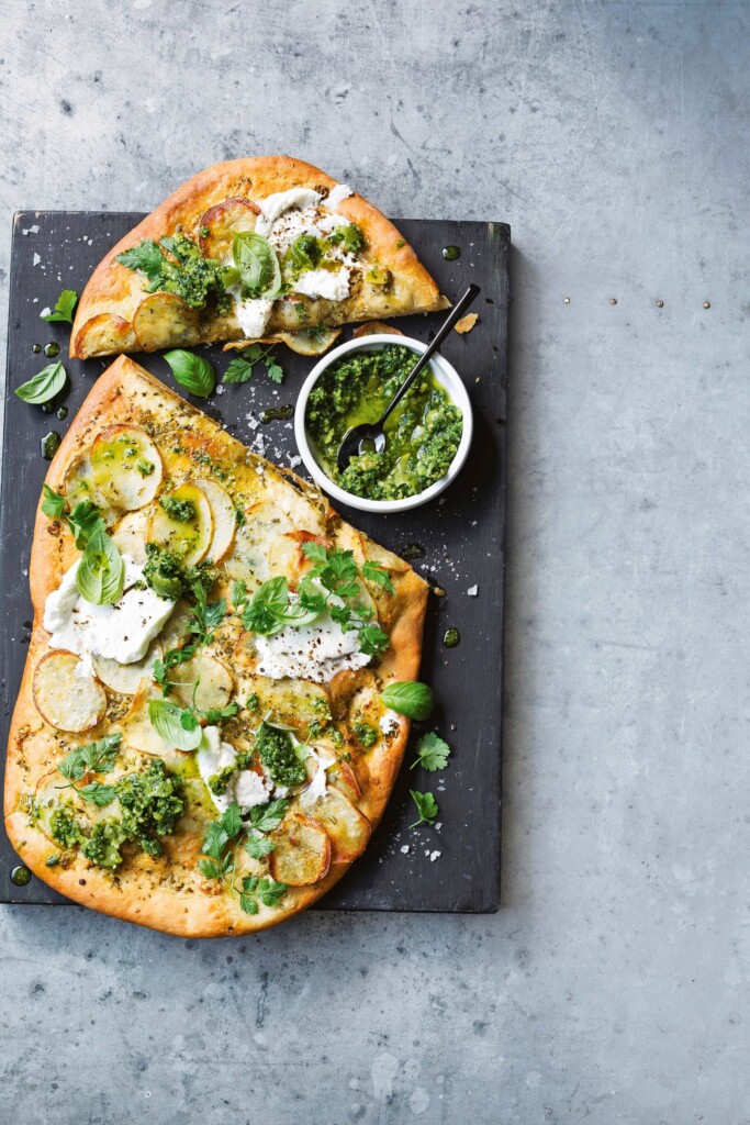 speltpizza met aardappels, kruiden en groene tapenade