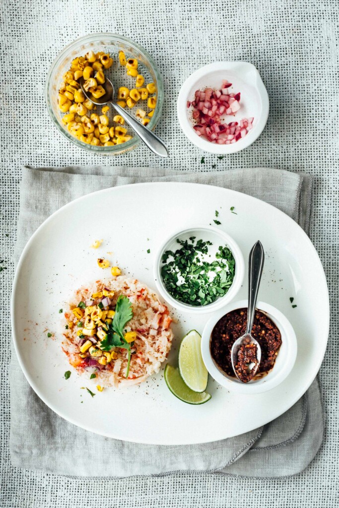 tartare van krab en maïs met mole en koriander