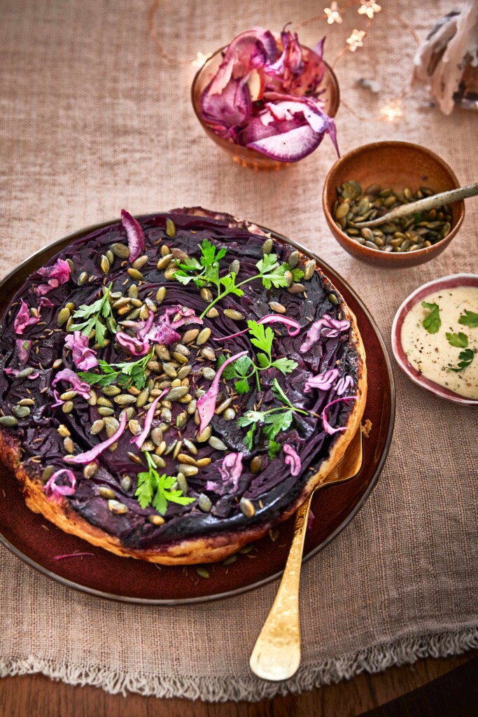 tarte tatin van rodekool met appel-tahinisaus