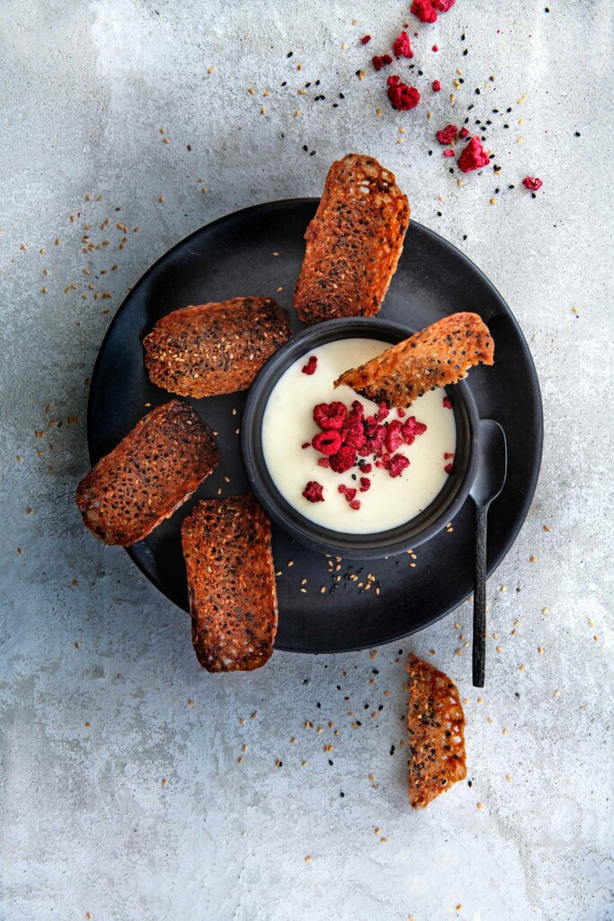 Witte-chocolademousse met frambozen en sesam-anijskletskoppen