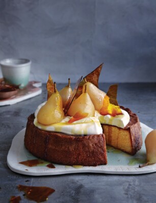 amandelcake met gepocheerde peren en karamel