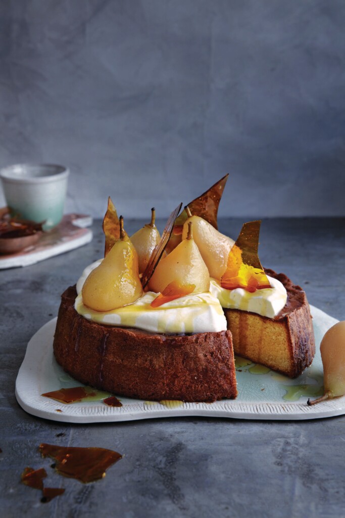 amandelcake met gepocheerde peren en karamel