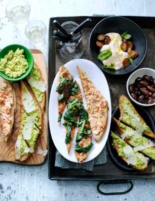 Crostini met salamiboter en spinazie en met tuinboonpuree en pecorino