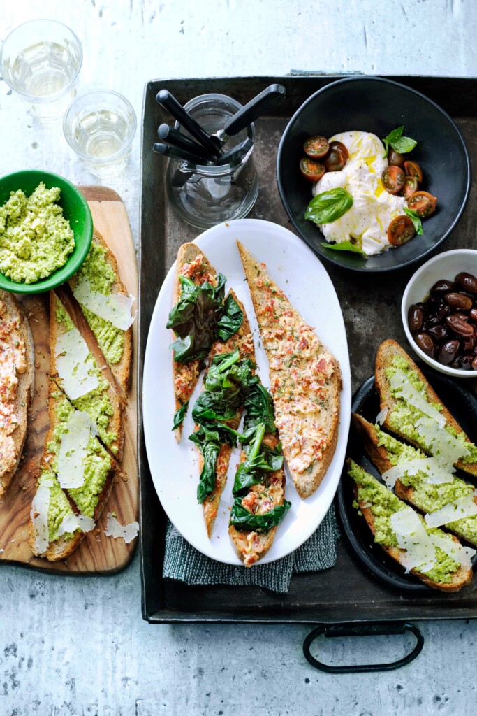 Crostini met salamiboter en spinazie en met tuinboonpuree en pecorino