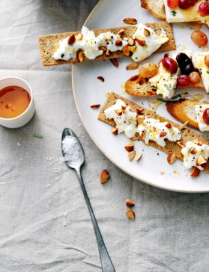 toastje burrata, olijfolie en geroosterde amandelen